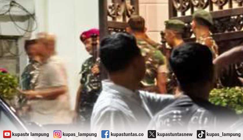 Rumah Jampidsus Febrie Dijaga Ketat Prajurit TNI Usai Penggeledahan Kasus Korupsi Batu Bara