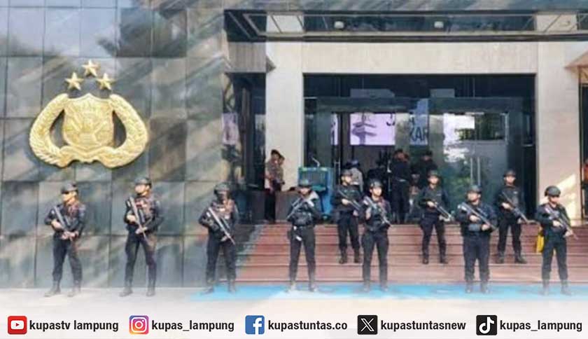 Puluhan Brimob Jaga Ketat Polda Metro Jaya Jelang Konferensi Pers Kasus Korupsi Besar