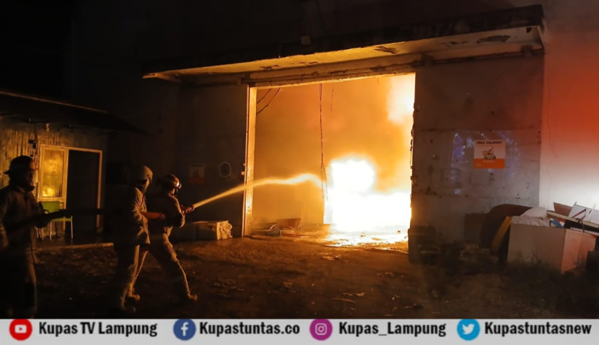 Gudang Prima Food di Bumi Waras Terbakar, Kerugian Ditaksir Capai Rp600 Juta