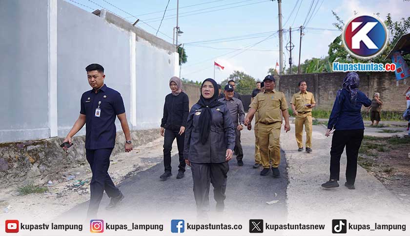 Pemkot Bandar Lampung Tambal Titik Rusak Jalan Wala Kuba