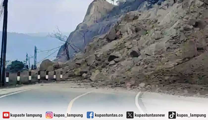 Gempa Timbulkan Longsor Timbun Jalan Trans Flores Ende-Bajawa NTT