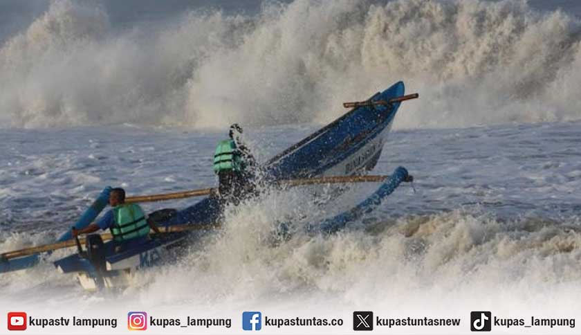 Gelombang hingga 4 Meter Mengintai Perairan Lampung, Nelayan Diminta Waspada