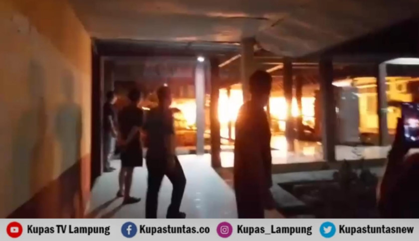 ‎RSUD Ryacudu Kotabumi Terbakar, Api Masih Berkobar