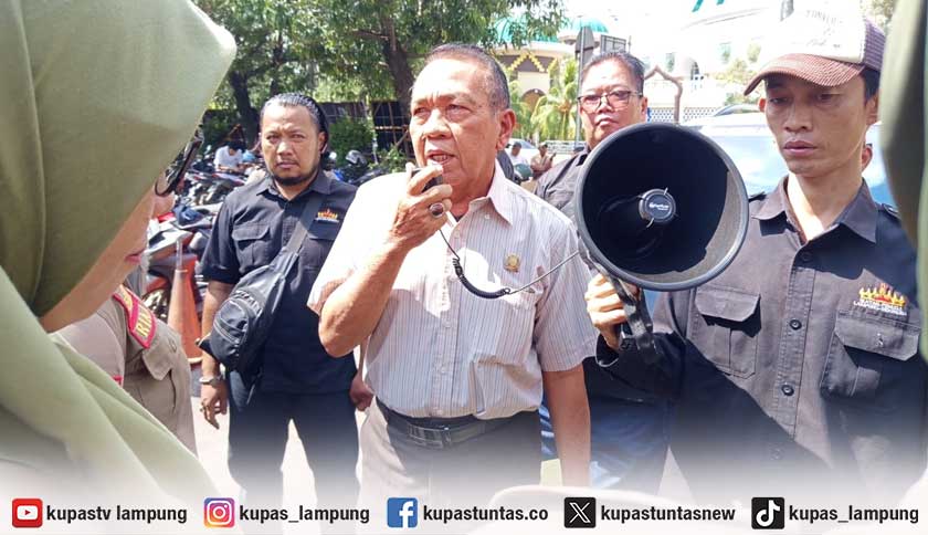 Kantor Wali Kota Metro Digeruduk Massa, Tuntut Kejelasan Nasib 29 Guru Honorer Dirumahkan Sepihak