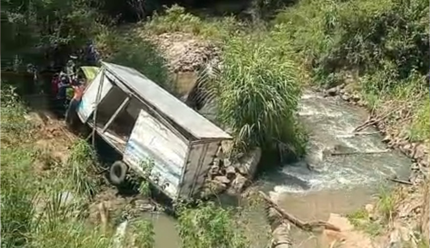 Mobil Box Terjun ke Jurang di Jalan Liwa–Hanakau