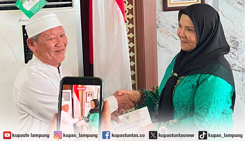 Pemkot Bandar Lampung Serahkan Bantuan Pembangunan untuk 20 Masjid dan 5 Pesantren