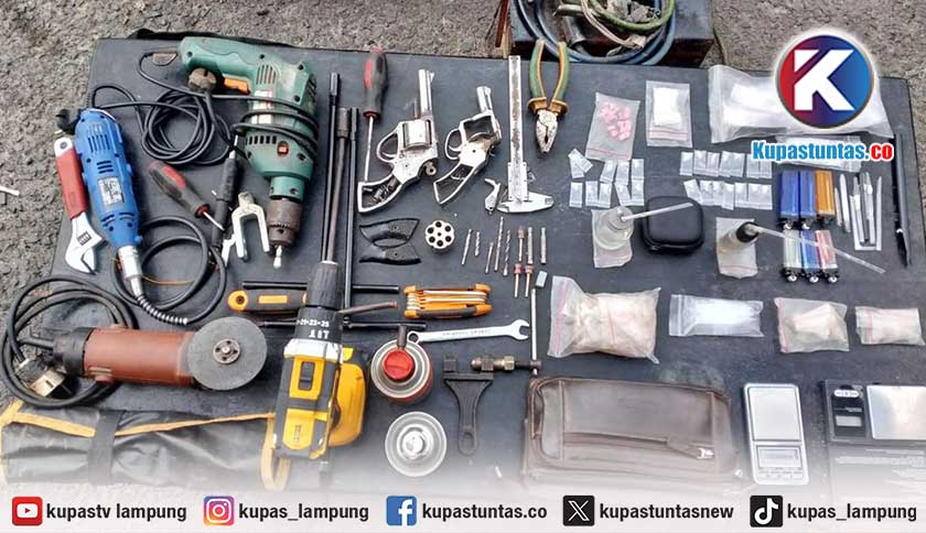 Gerebek Home Industri Senpi Ilegal di Way Kanan, Polisi Turut Amankan Sabu dan Ekstasi