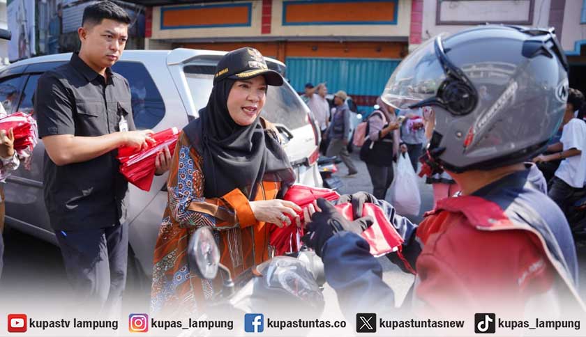 Sambut Hari Kemerdekaan Eva Dwiana Bagikan 10 Ribu Bendera Merah Putih ke Warga