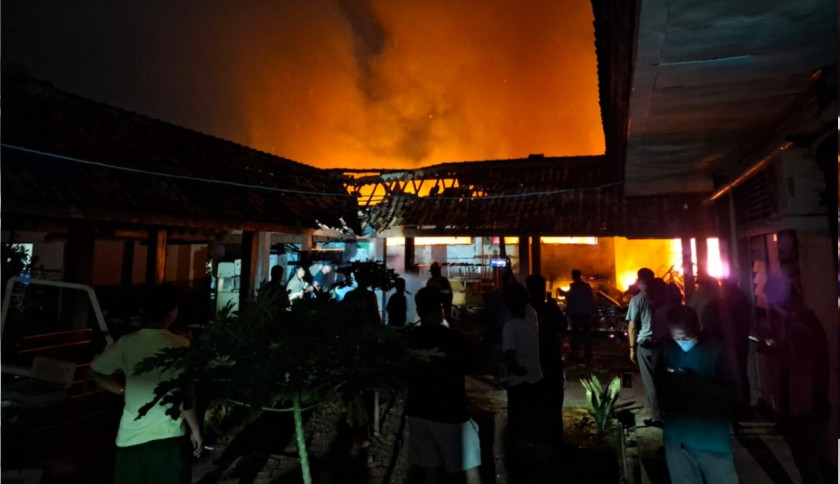 Kebakaran RSUD Ryacudu Kotabumi Jadi Tontonan Warga  ‎