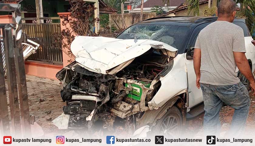 Anggota DPRD Lampung Utara Alami Kecelakaan, Mobil Hantam Pagar Warga