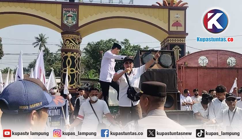 Ratusan Massa Geruduk Kantor Bupati Lampung Tengah, Desak Nonaktifkan Sekda Welly Adiwantra