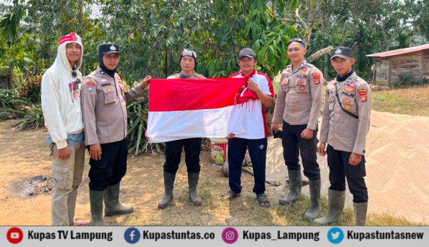 Tempuh 9 Jam Lewati Muara dan Bibir Pantai, Polisi Antar Bendera Merah Putih ke Pelosok Pesisir Barat