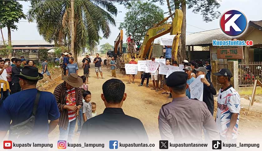 Tak Ditemui Pemkot, Massa Aksi Tutup Akses Masuk TPAS Karangrejo