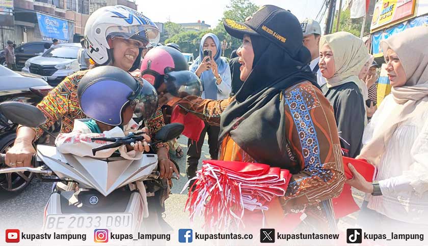 Jelang HUT RI, 10 Ribu Bendera Merah Putih Dibagikan di Jalanan Kota Bandar Lampung