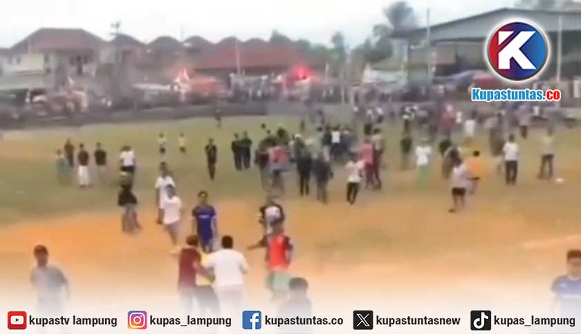 Sepakbola Tarkam di Lampung Tengah Ricuh, Suporter Kejar Wasit Sambil Bawa Pisau