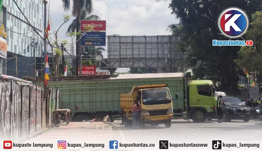 Truk Fuso Bermuatan Hebel Melintang di Jalan Raden Intan, Lalu Lintas Macet Berjam-jam