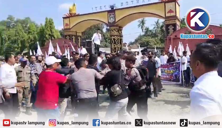 Demo Ricuh di Kantor Pemkab Lamteng, Ketua PGK: Ada Oknum Pemicu Keributan