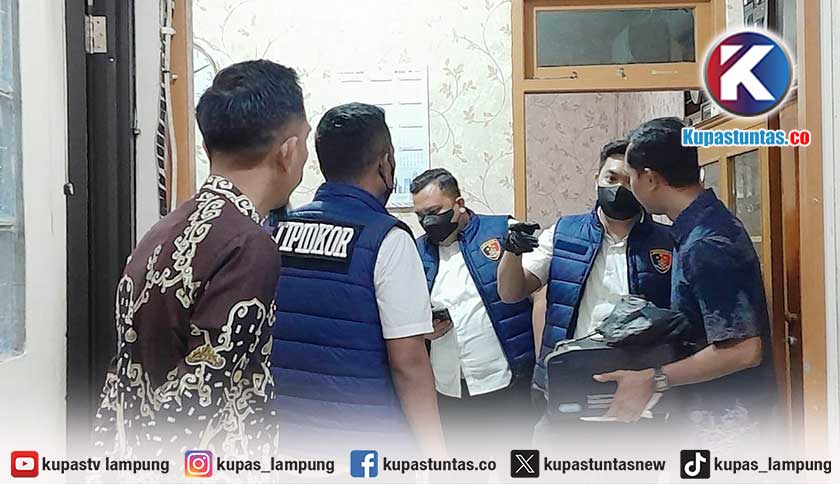 Geledah Kantor BKPSDM Metro, Penyidik Amankan Komputer Hingga Tumpukan Dokumen