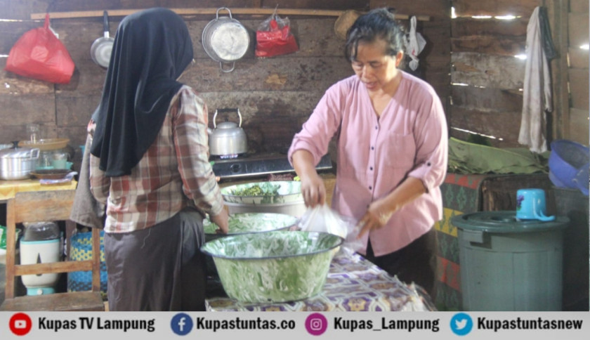 Tak Tersentuh Modernisasi, Pecel Mbah Mondreng Bertahan dengan Kayu Bakar dan Daun Jati