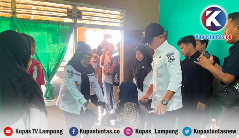 ‎Maknai HUT ke-81 RI, Pemkot Bandar Lampung Salurkan Ratusan Alat Bantu Kesehatan untuk Warga