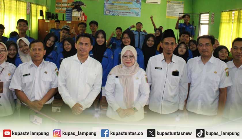 Universitas Teknokrat Indonesia dan Universiti Sains Malaysia Gelar PKM Internasional di SMKN 1 Tegineneng