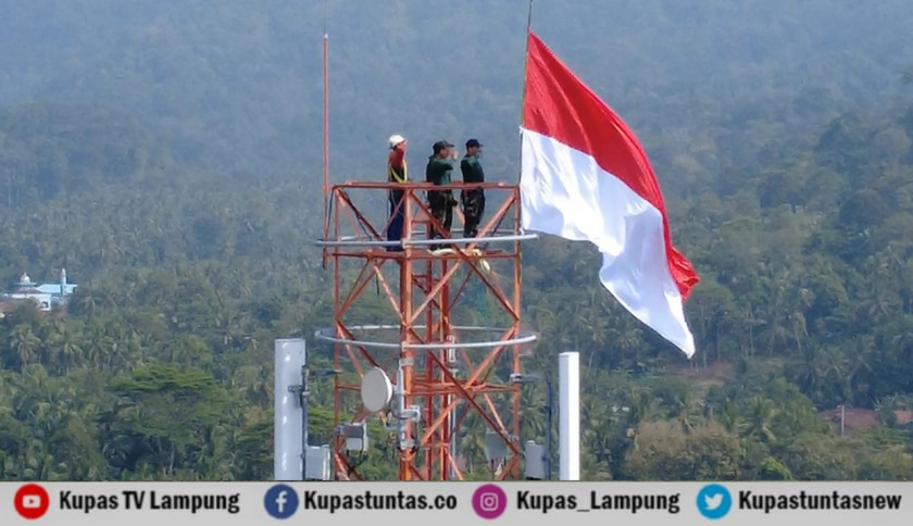 Jelang HUT Ke-81 RI, Puslatpurmar 8 Teluk Ratai Kibarkan Merah Putih di Menara Telkomsel Setinggi 74 Meter