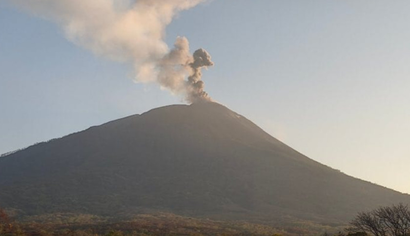 Gunung Ili Lewotolok di NTT Meletus Minggu Pagi, Tinggi Abu Capai 400 meter