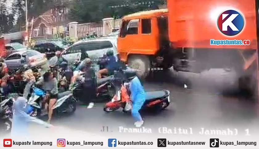 Nahas di Tengah Antrean BBM, Tiga Kendaraan Dihantam Truk Rem Blong