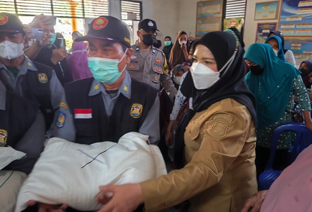 Bunda Eva Tinjau Langsung Penyaluran Bantuan Beras dari Presiden Prabowo di Bandar Lampung