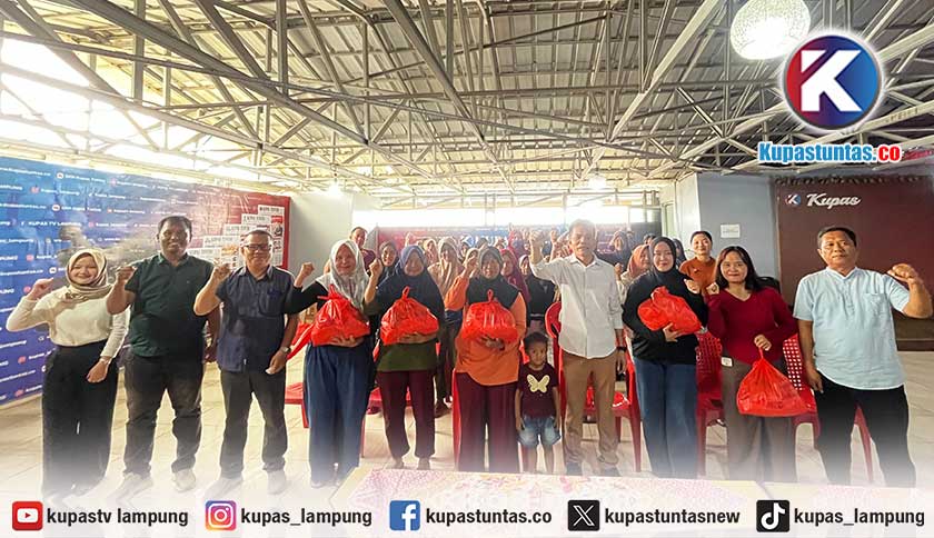 Bentuk Rasa Syukur, Kupas Tuntas Grup Bagikan Puluhan Paket Sembako ke Warga Sekitar