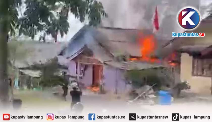 Rumah Warga Kubu Perahu Lampung Barat Terbakar