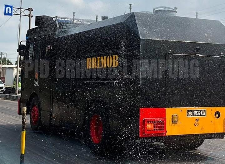 Brimob Polda Lampung Kerahkan AWC Bersihkan Abu Vulkanik Anak Krakatau