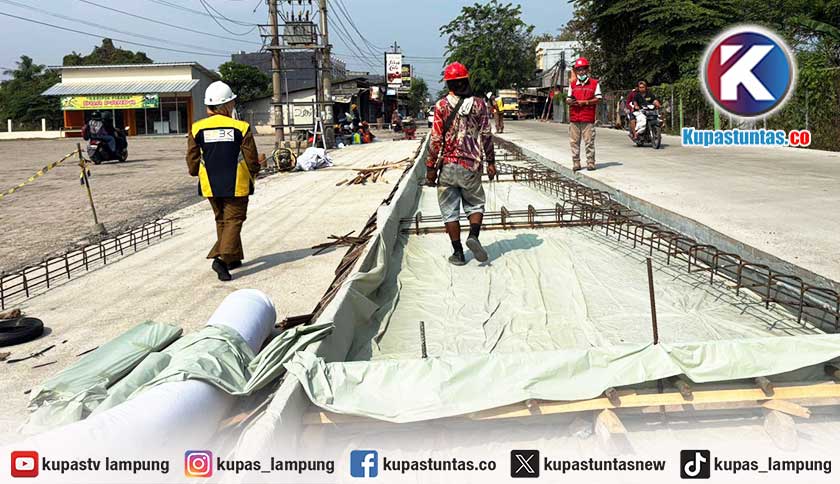 Progres 20 Persen, Pemprov Lampung Kebut Perbaikan Jalan RE Martadinata-Lempasing Hingga Padang Cermin
