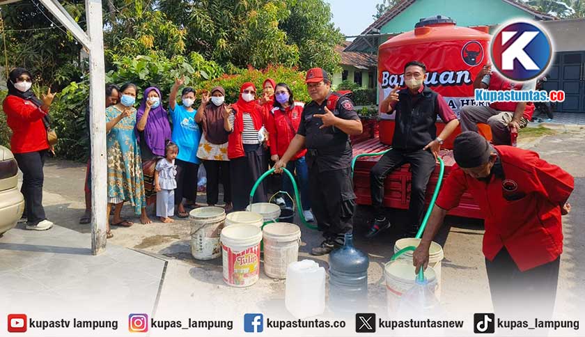 Dampak Abu Vulkanik dan Kemarau, PDI-P Metro Bagikan Masker dan Air Bersih