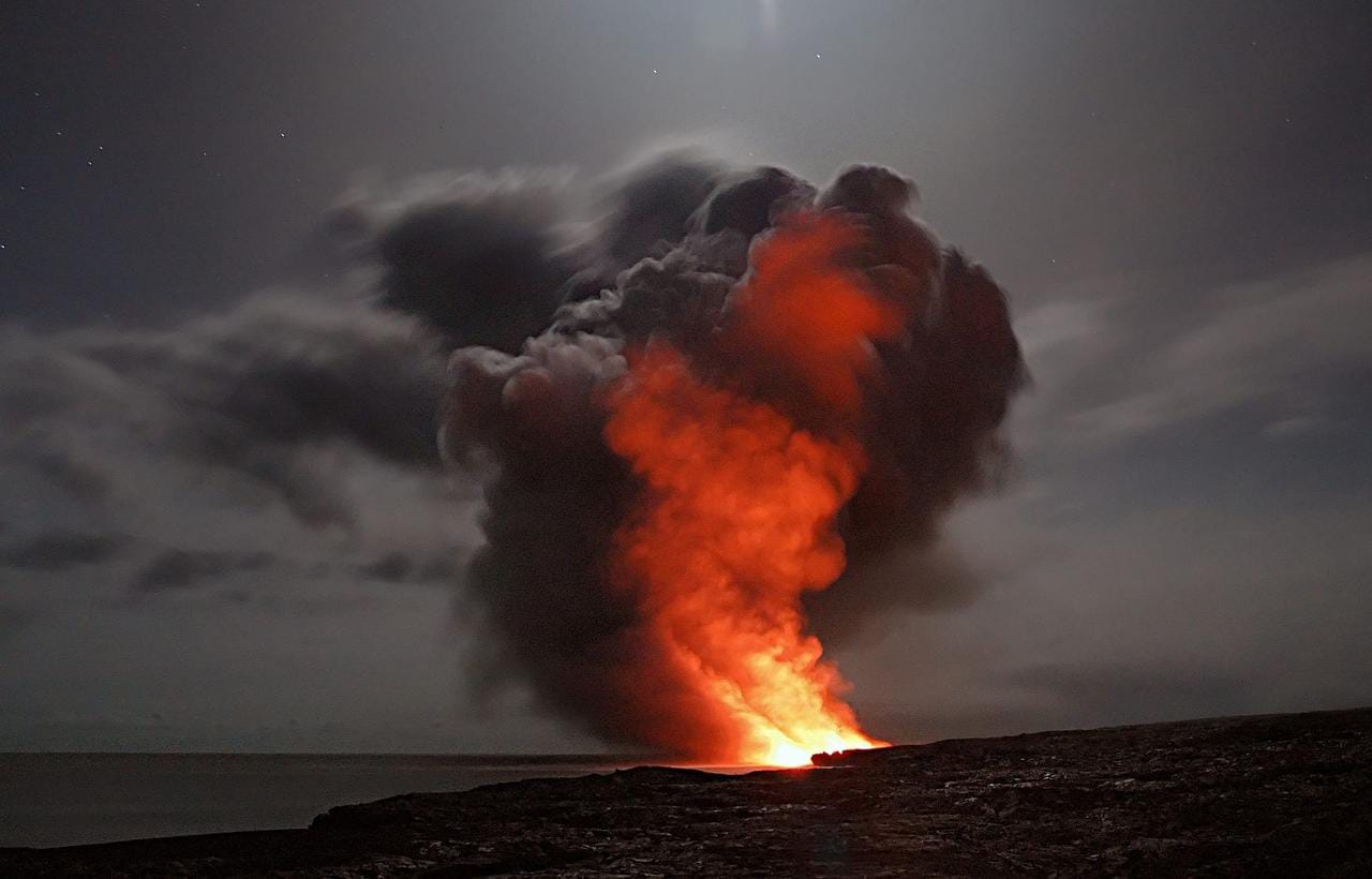 Abu Vulkanik Anak Gunung Krakatau Terbawa Angin hingga Bandar Lampung, Warga Diimbau Pakai Masker