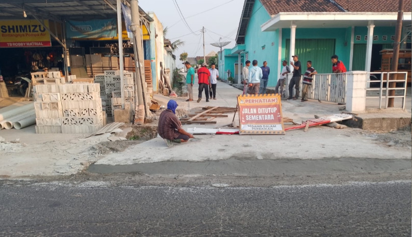 Warga Keluhkan Jalan Sukamulya Fajar Bulan Baru Dibangun Sudah Rusak, PUPR Turun Cek Lokasi