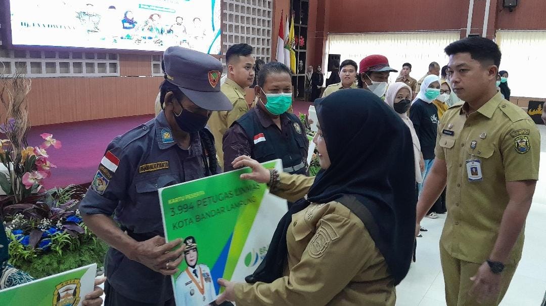 Pemkot Bandar Lampung Bagikan 35.193 BPJS Ketenagakerjaan untuk RT, Linmas hingga Pekerja Rentan