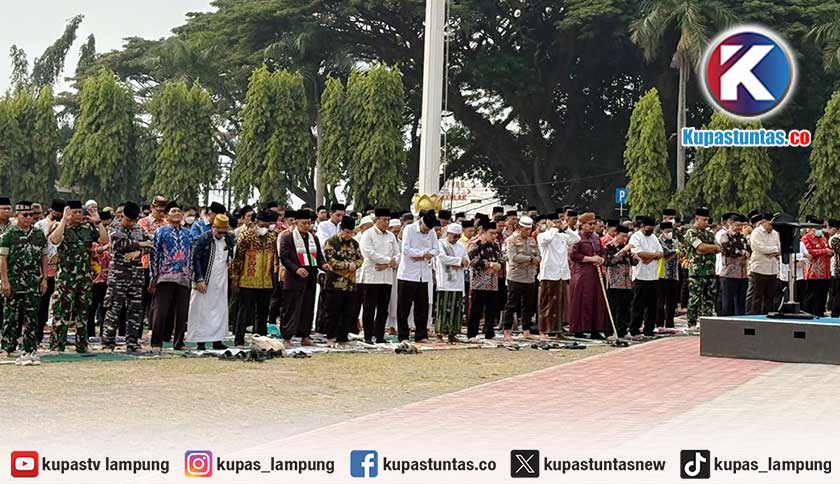 Mohon Hujan dan Keselamatan, Pemprov Lampung Gelar Salat Istisqa di Tengah Erupsi Anak Krakatau
