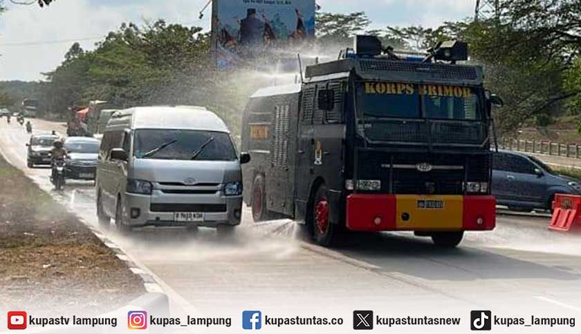 Kurangi Dampak Abu Vulkanik Anak Krakatau, Polda Lampung Kerahkan Water Cannon