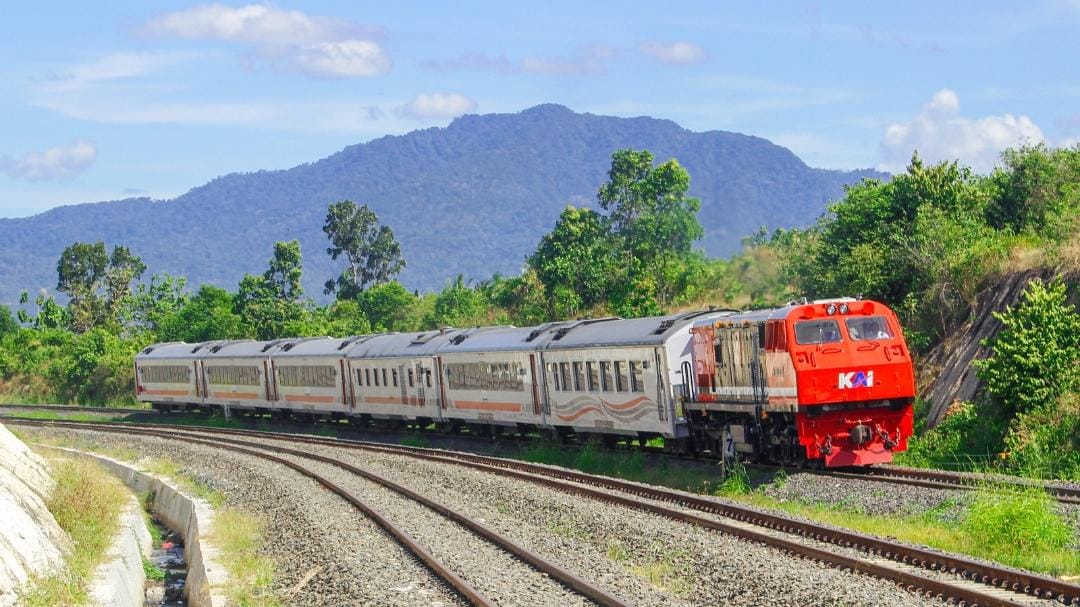 Abu Vulkanik Krakatau Meluas, KAI Pastikan Perjalanan Kereta Api  di Lampung Aman Normal