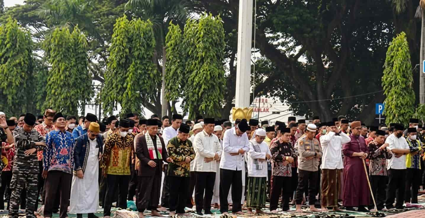 Gubernur dan Rektor Teknokrat Salat Istisqa Bareng Ribuan Jamaah