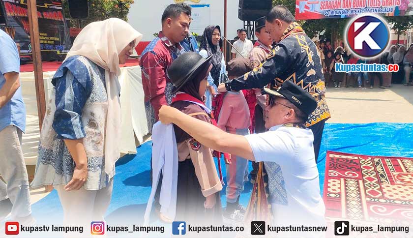 1.206 Stel Seragam Disalurkan ke Pelajar di Belalau Lampung Barat
