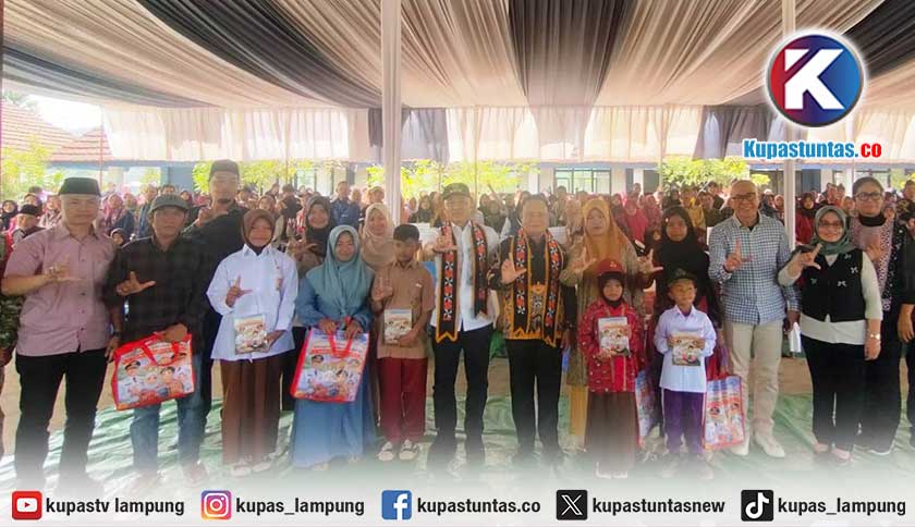 Paket Seragam Gratis Mulai Disalurkan ke Pelajar Lampung Barat