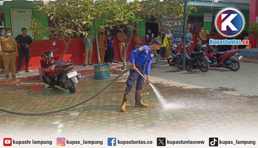 Pemkot Bandar Lampung Semprot 46 Titik Bersihkan Abu Vulkanik Krakatau