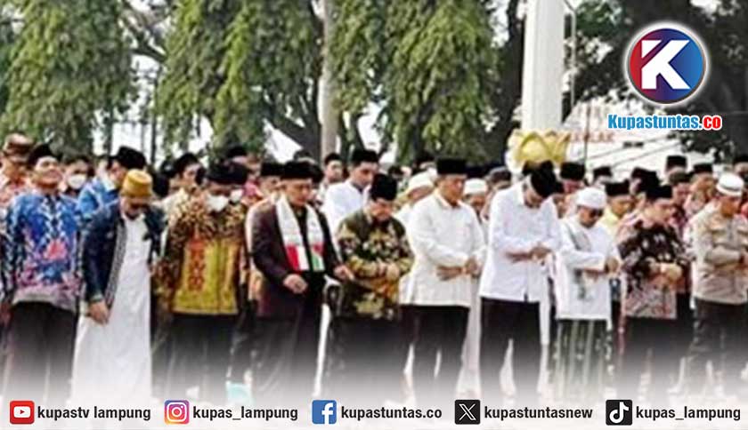 Rektor Teknokrat Nasrullah Yusuf Khusyuk Ikuti Salat Istisqa, Mohon Hujan dan Keberkahan untuk Lampung