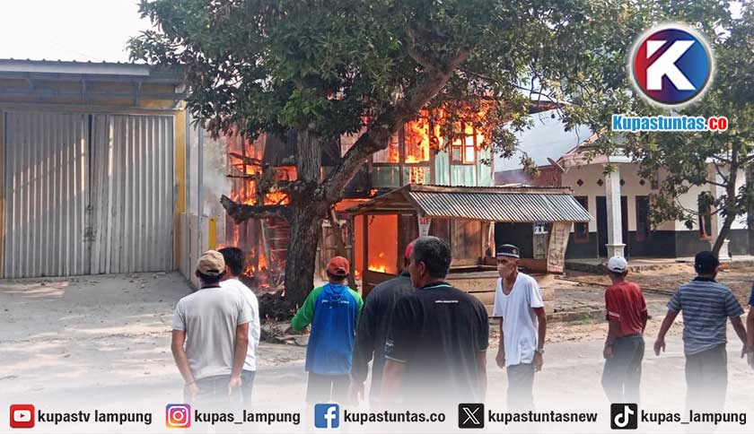 Rumah Warga di Pekon Lumbok Lampung Barat Terbakar
