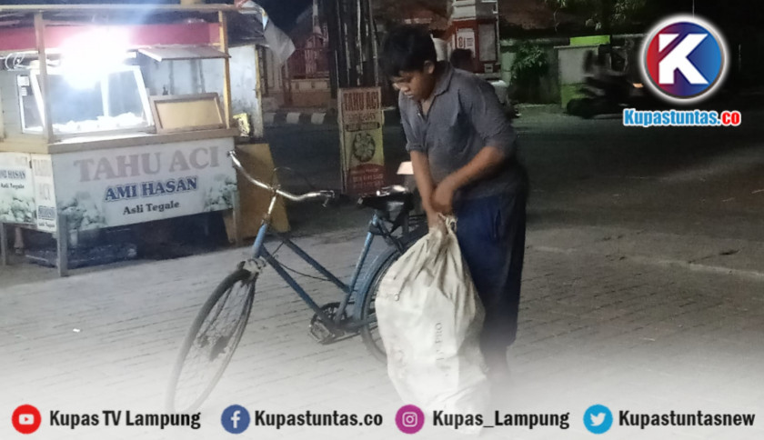 ‎Di Balik Karung dan Sepeda Butut, Bocah SMP Memulung hingga Malam di Pemalang