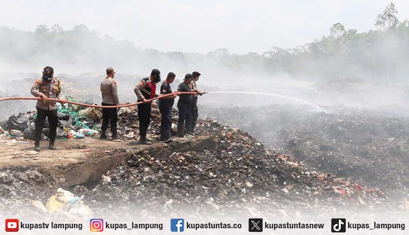 TPA Candiharjo Pesawaran Terbakar, Kepulan Asap Picu Warga Tutup Akses Jalan