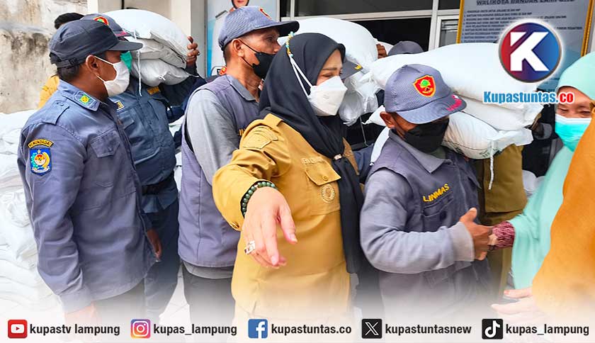 Walikota Bandar Lampung Salurkan Bantuan Beras 30 Kg untuk Warga Kurang Mampu