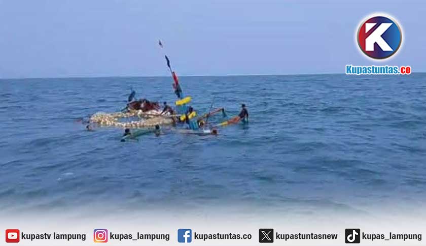 Dihantam Gelombang, Perahu Nelayan Terguling di Teluk Semaka Tanggamus